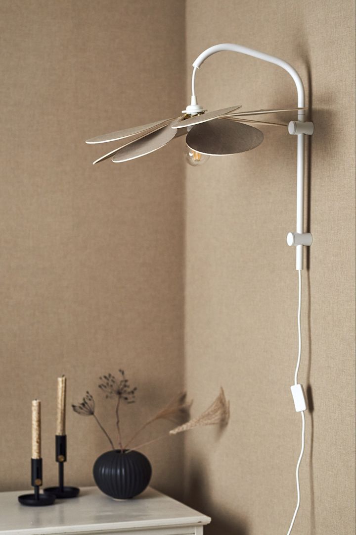 DIY-lampe i form av en blomst med hvitt lampestativ er et godt eksempel på håndverk som Japandi-interiørstilen setter pris på.