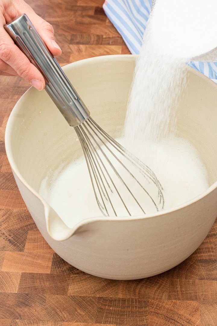 Bak en deilig marengskake med Baka med Fridas enkle påskeoppskrift på bakeplate fra Nordic Ware. Pisk røren med en ballongvisp for å få en luftig røre.