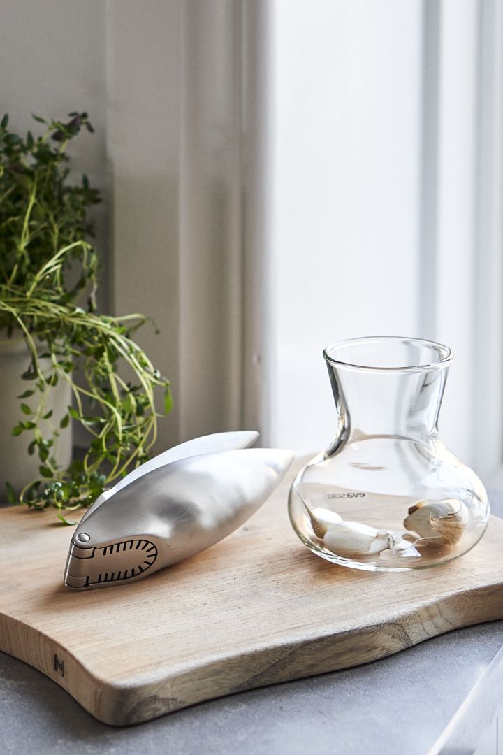 Forny kjøkkenet ditt med 11 smarte & fine kjøkkenting for enklere matlaging - her ser du en stilig hvitløkspresse fra Eva Solo i rustfritt stål med tilhørende glasskål.