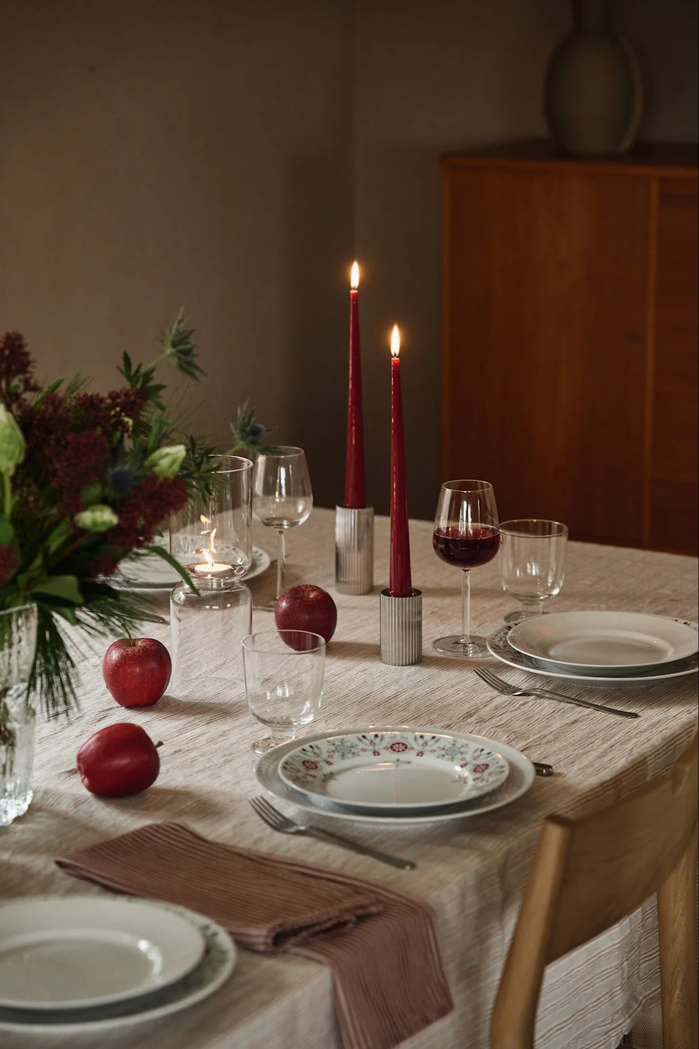 Minimalistisk julepynt – her ser du en treskål og lysestaker formet som juletrær.