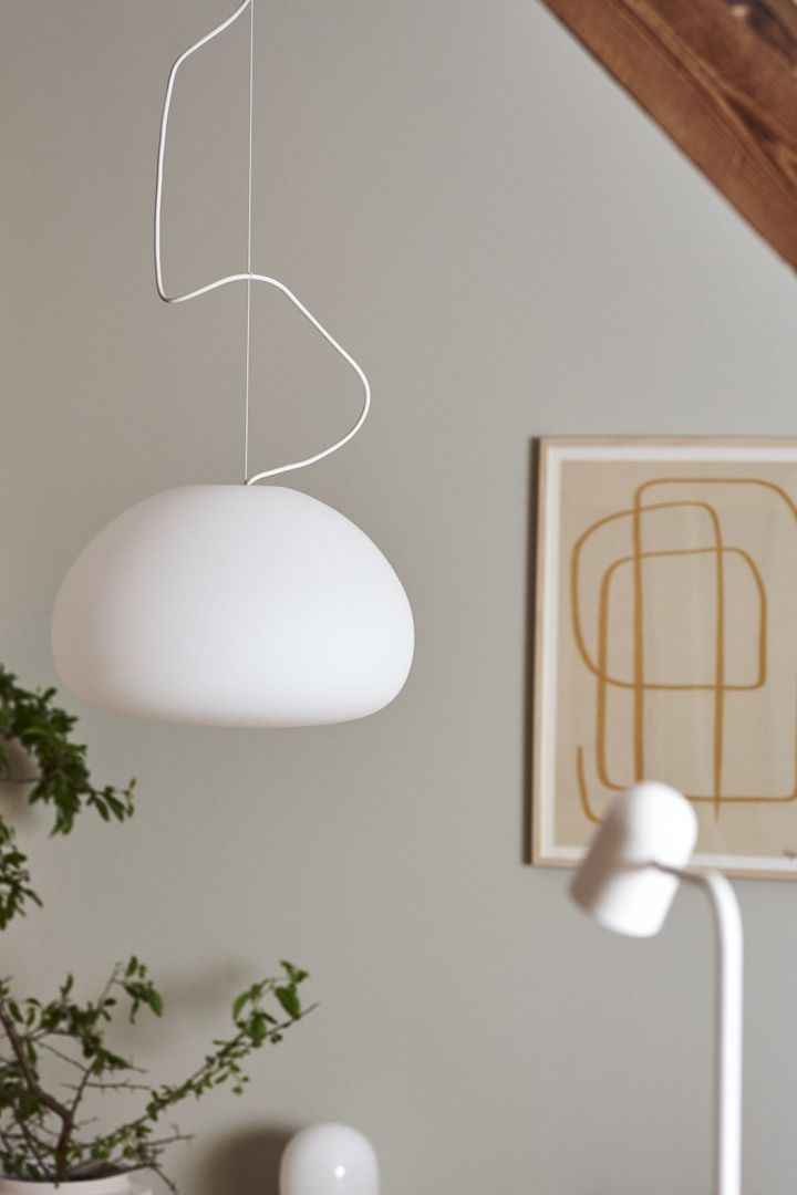 Forny hjemmet ditt med moderne pendelbelysning - her ser du en rund Fluid taklampe fra Muuto i hvitt.