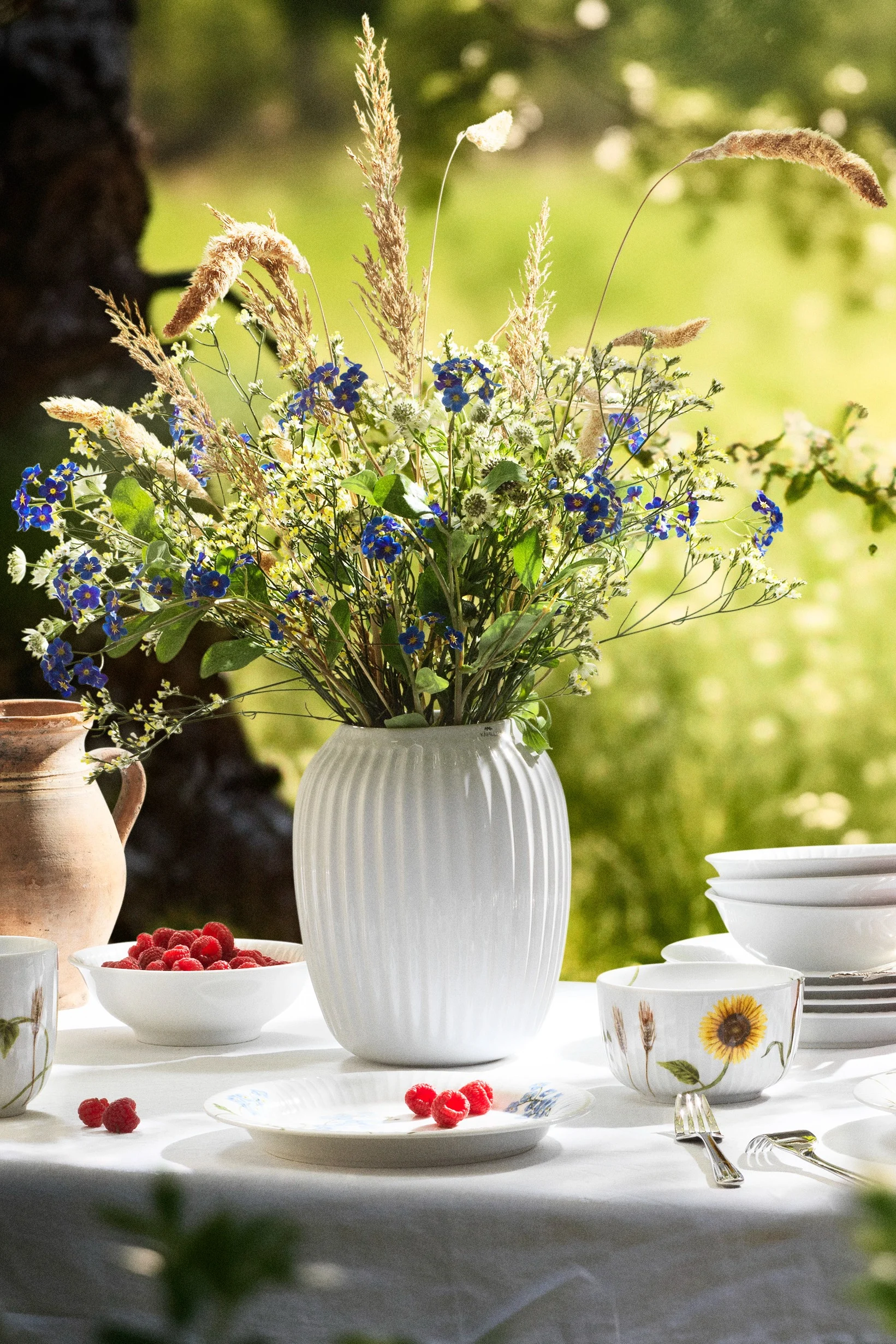 De enkle, rene linjene i Hammershøi-serien fra Kähler kan her ses på en beige vase.