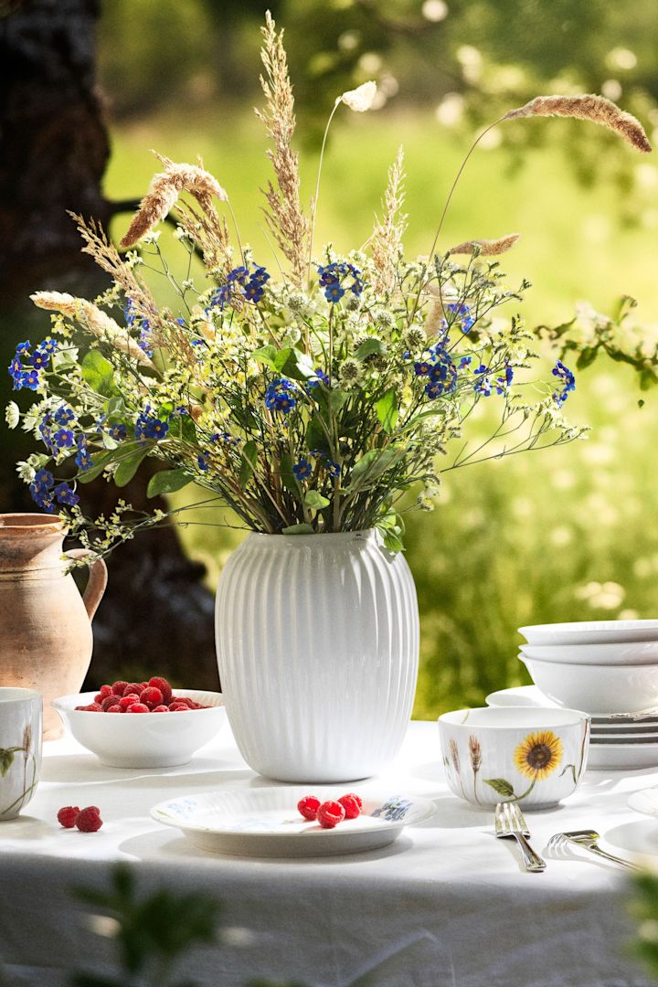 De enkle, rene linjene i Hammershøi-serien fra Kähler kan her ses på en beige vase.