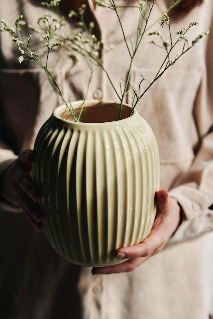 De enkle, rene linjene i Hammershøi-serien fra Kähler kan her ses på en beige vase.