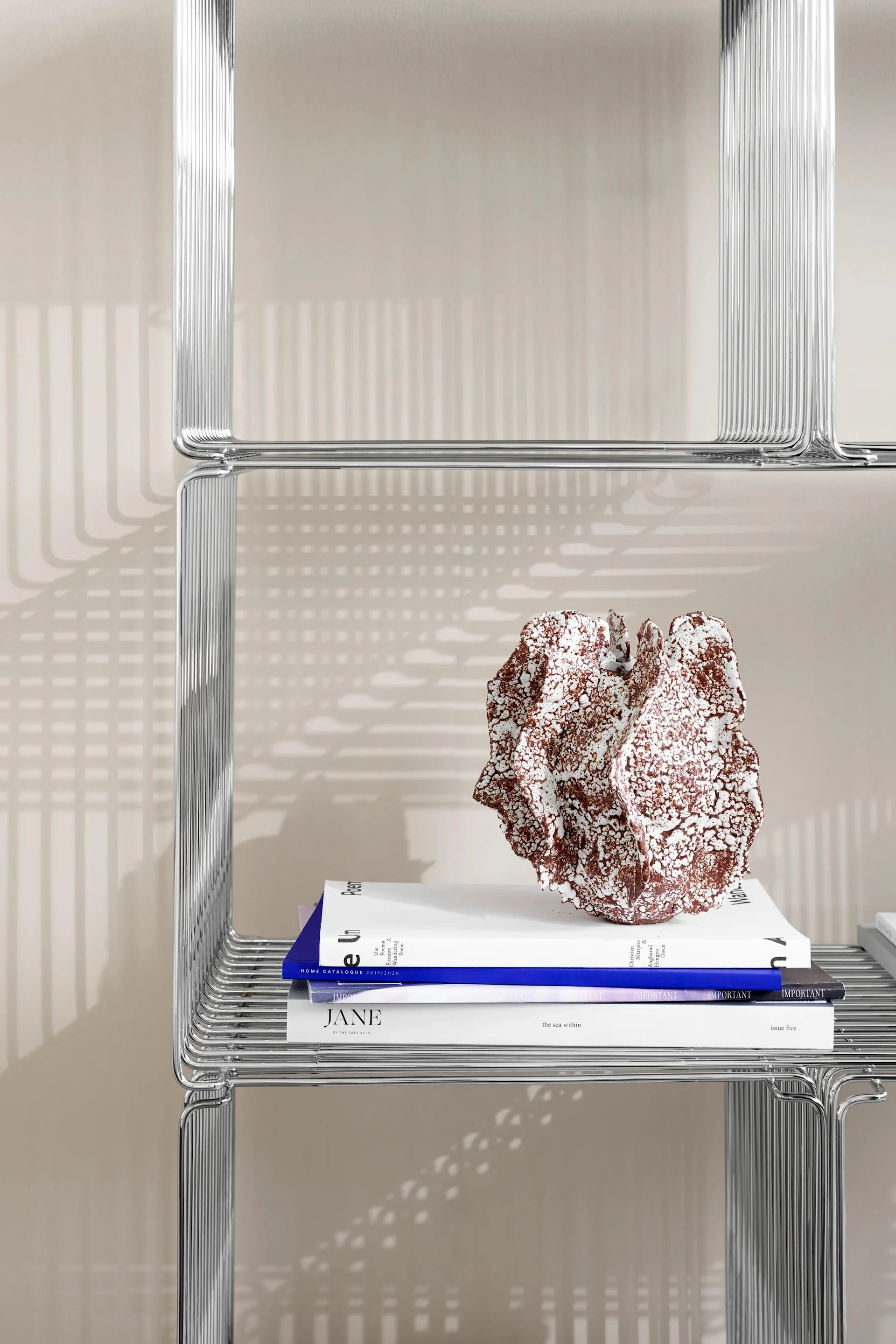 Kromdetaljer er midt i blinken for interiørtrender våren 2024, og Panton Wire-modulene fra Montana i krom er både stilig og smart oppbevaring der du kan samle både gjenstander og bøker på en stilfull måte.