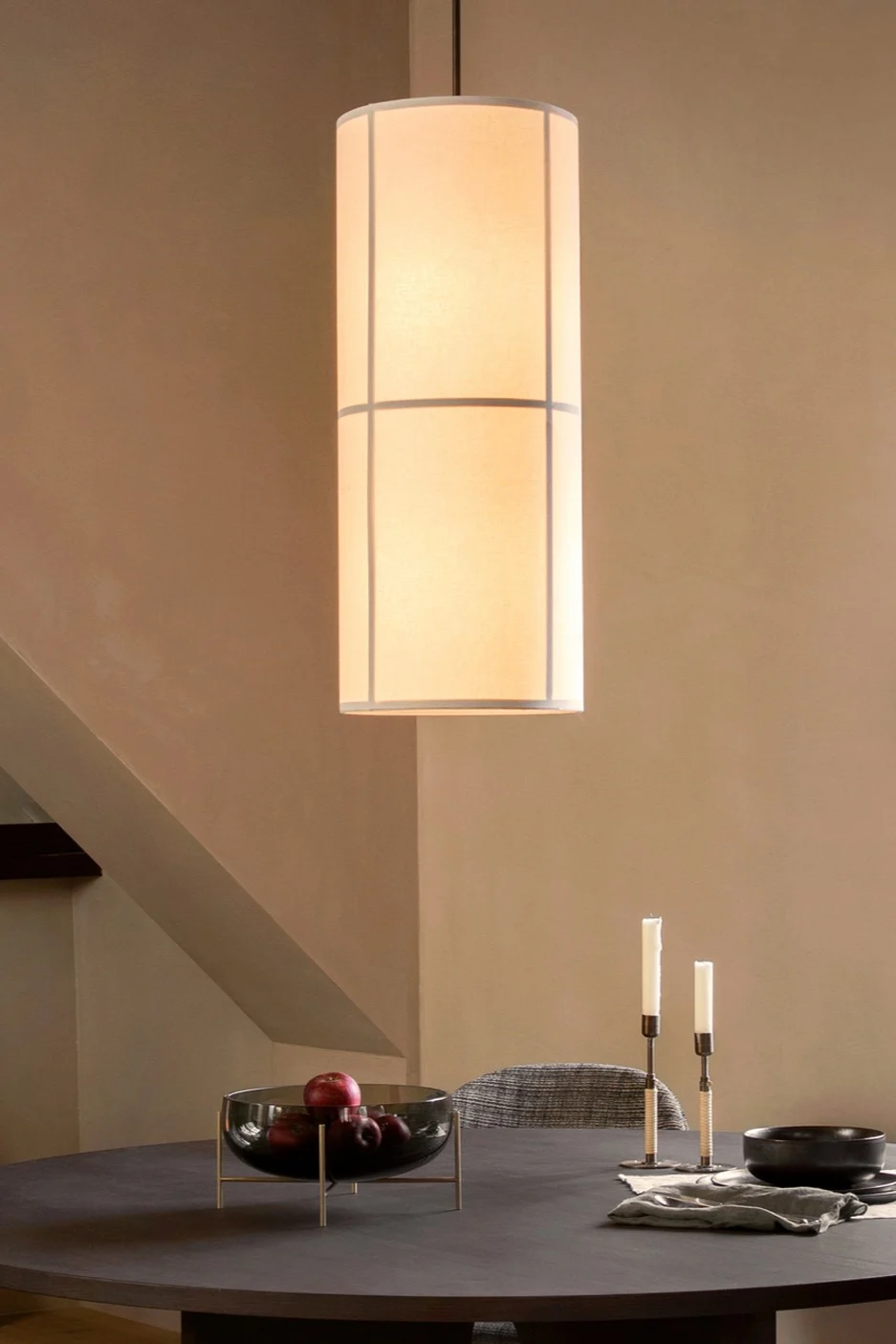 Designlamper: Hashira-pendellampen fra Audo Copenhagen, med Japandi-inspirert design, henger over et spisebord.