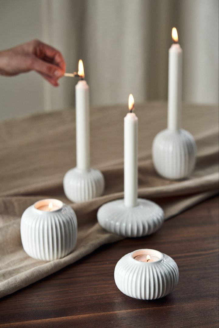 Hammershøi lys og telysholdere er enkle og elegante tillegg til middagsbordet.