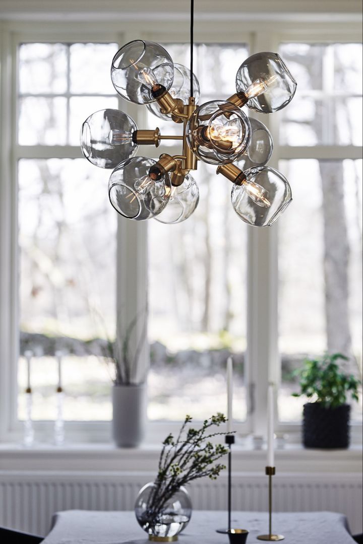 Tage taklampe fra Care of Bankeryd, Globe vase fra AYTM, Cooee lysestake fra Cooee Design, Cloudy blomsterpotte fra DBKD