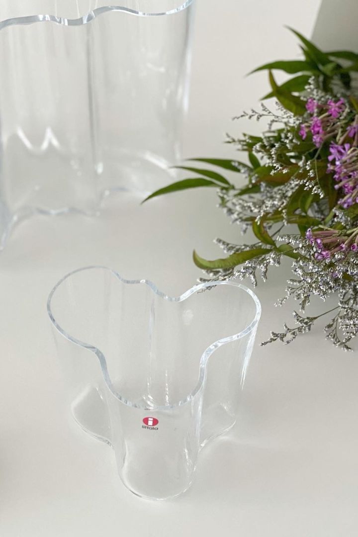 Her ser du den store og lille Alvar Aalto-vasen i klart glass fylt med en blomsterbukett i hjemmet til @red_j_story. 