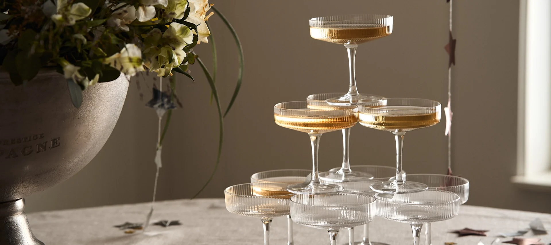 Festlig champagnetårn er attraksjonen på nyttårsfesten til den Gatsby-inspirerte nyttårsborddekkingen