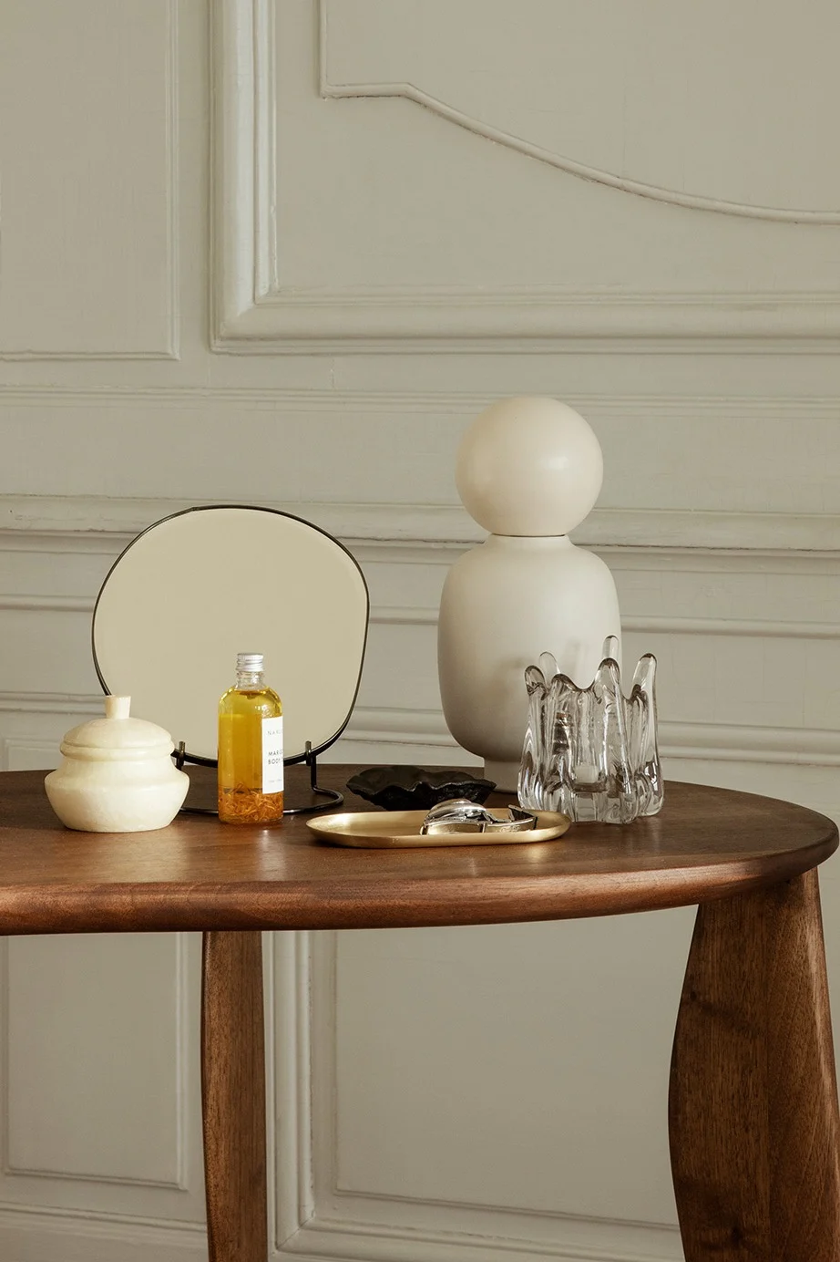 Innred med speil for et luksuriøst hjem - her er Pond bordspeilet fra Ferm Living med en elegant form som gir hjemmet ditt et mer trendy og luksuriøst preg.