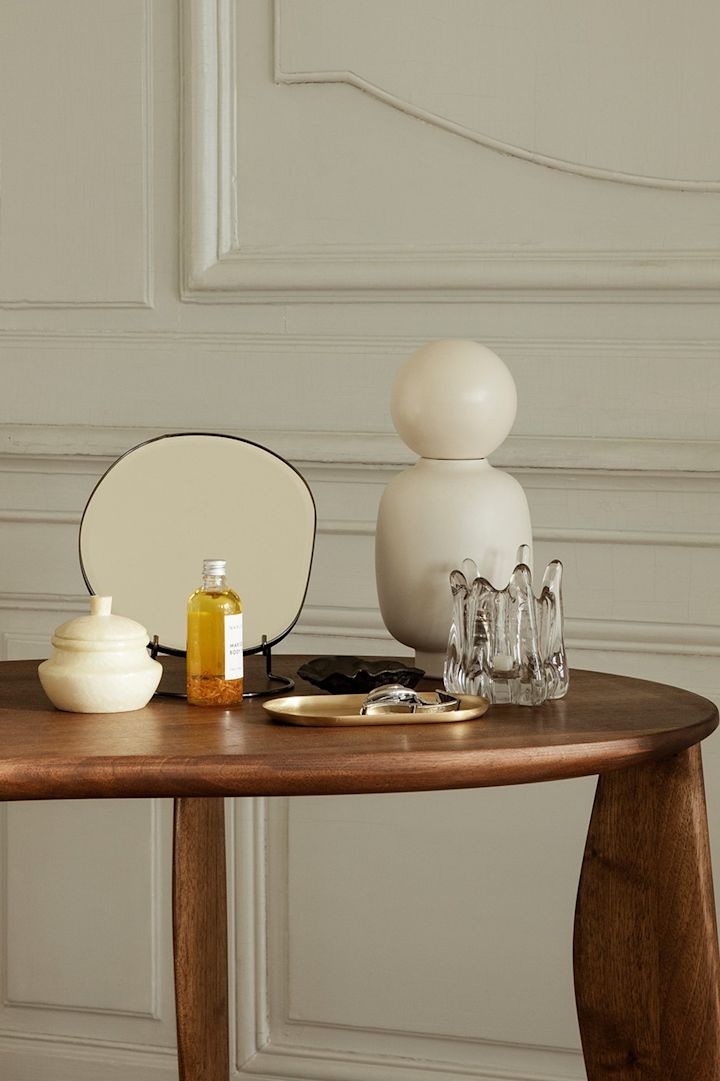 Innred med speil for et luksuriøst hjem - her er Pond bordspeilet fra Ferm Living med en elegant form som gir hjemmet ditt et mer trendy og luksuriøst preg.