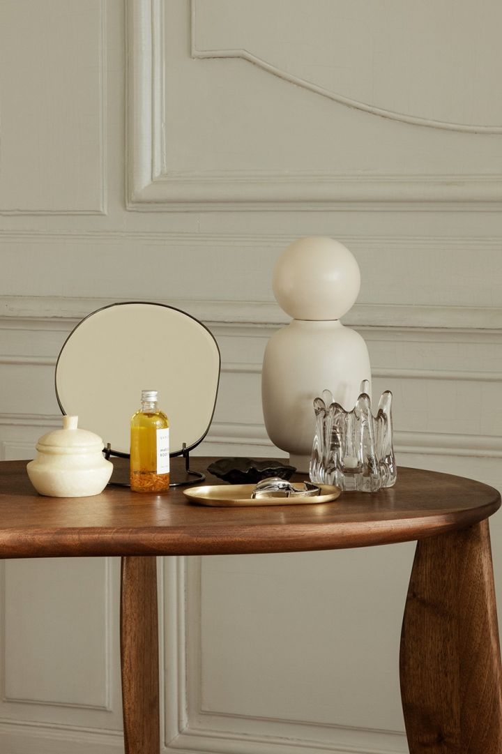 Innred med speil for et luksuriøst hjem - her er Pond bordspeilet fra Ferm Living med en elegant form som gir hjemmet ditt et mer trendy og luksuriøst preg.