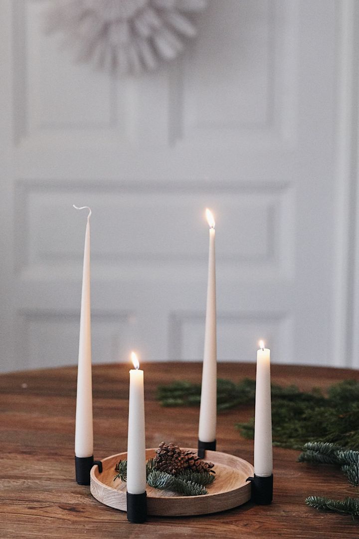La deg inspirere av fine adventsstaker til jul - her ser du stilige og allsidige Luna adventsstake i tre og svart fra Applicata. 