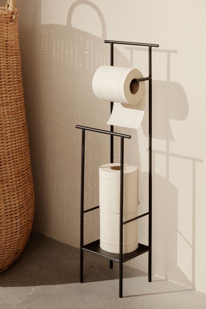 Praktiske Dora toalettpapirholder fra ferm LIVING er stilig og multifunksjonell oppbevaring å innrede lite bad med.