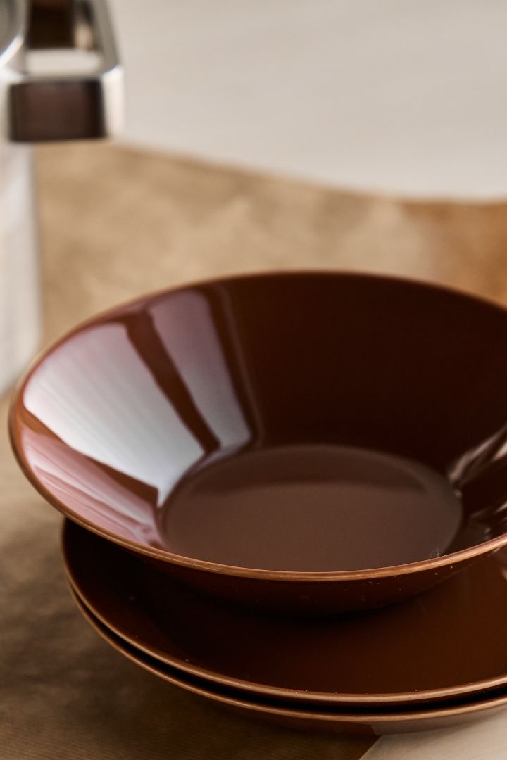 Vi ser mye brunt og jordfarger i interiør 2024, som Teema-skålen i fargen vintage brun fra Iittala.