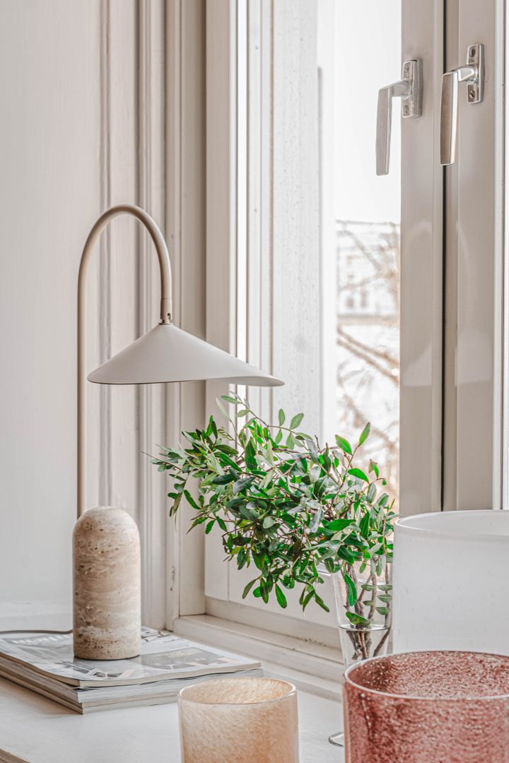 Pynt i vinduskarmen - inspirasjon hjemme hos influenceren @hannesmauritzson hvor Arum bordlampen fra ferm LIVING skaper en koselig følelse.
