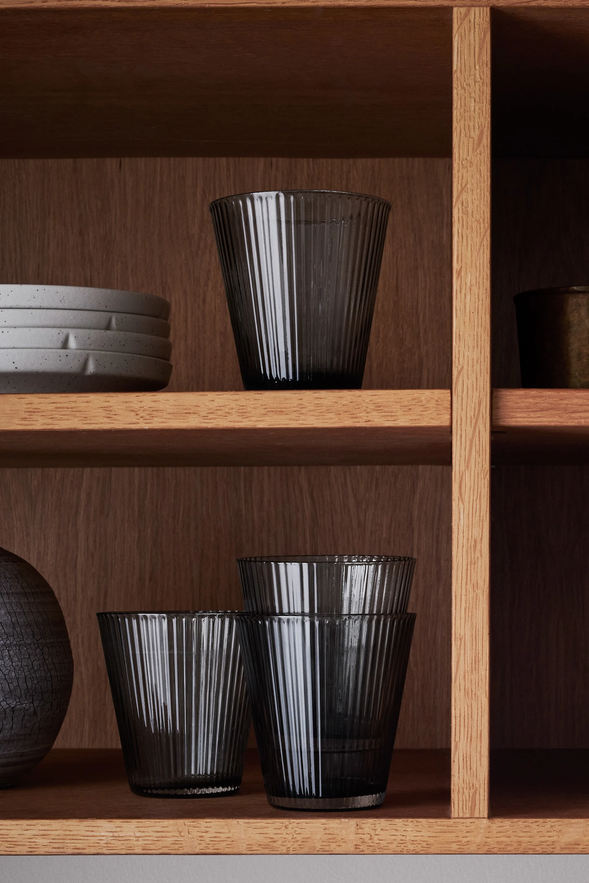 Interiør i riflet glass er en av årets trender, hvor Grand Cru vannglass fra Rosendahl blir en stilig detalj i vitrineskapet med sin grå nyanse.