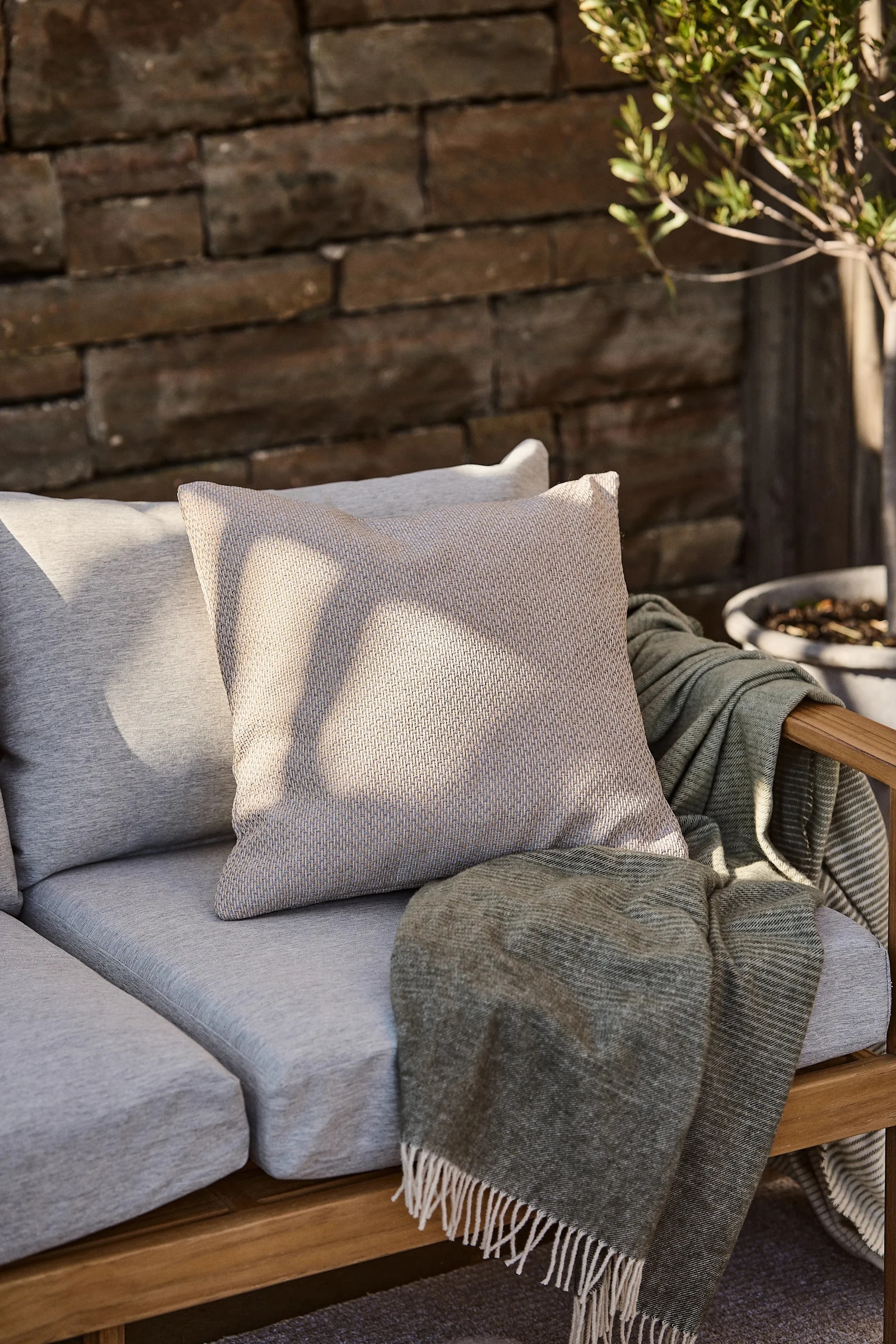 Balkonginspo. Puter og tekstiler hjelper deg med å skape en koselig og koselig balkong samtidig som du enkelt kan sette farge på terrassen din, her Asaryd-pute fra 1898.