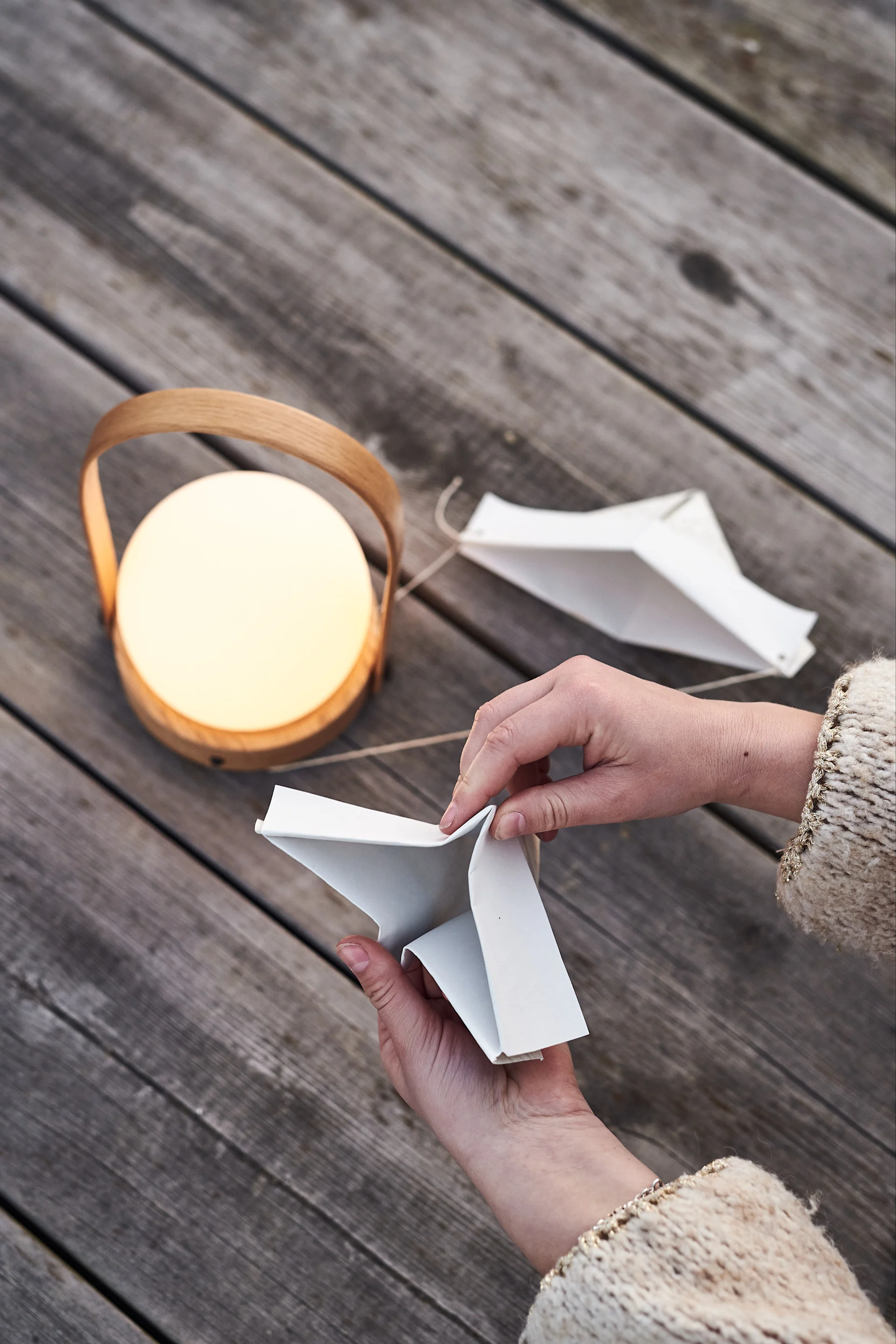 Steg 7 for å lage en DIY krepsehatt av gammel tapet til krepselaget.