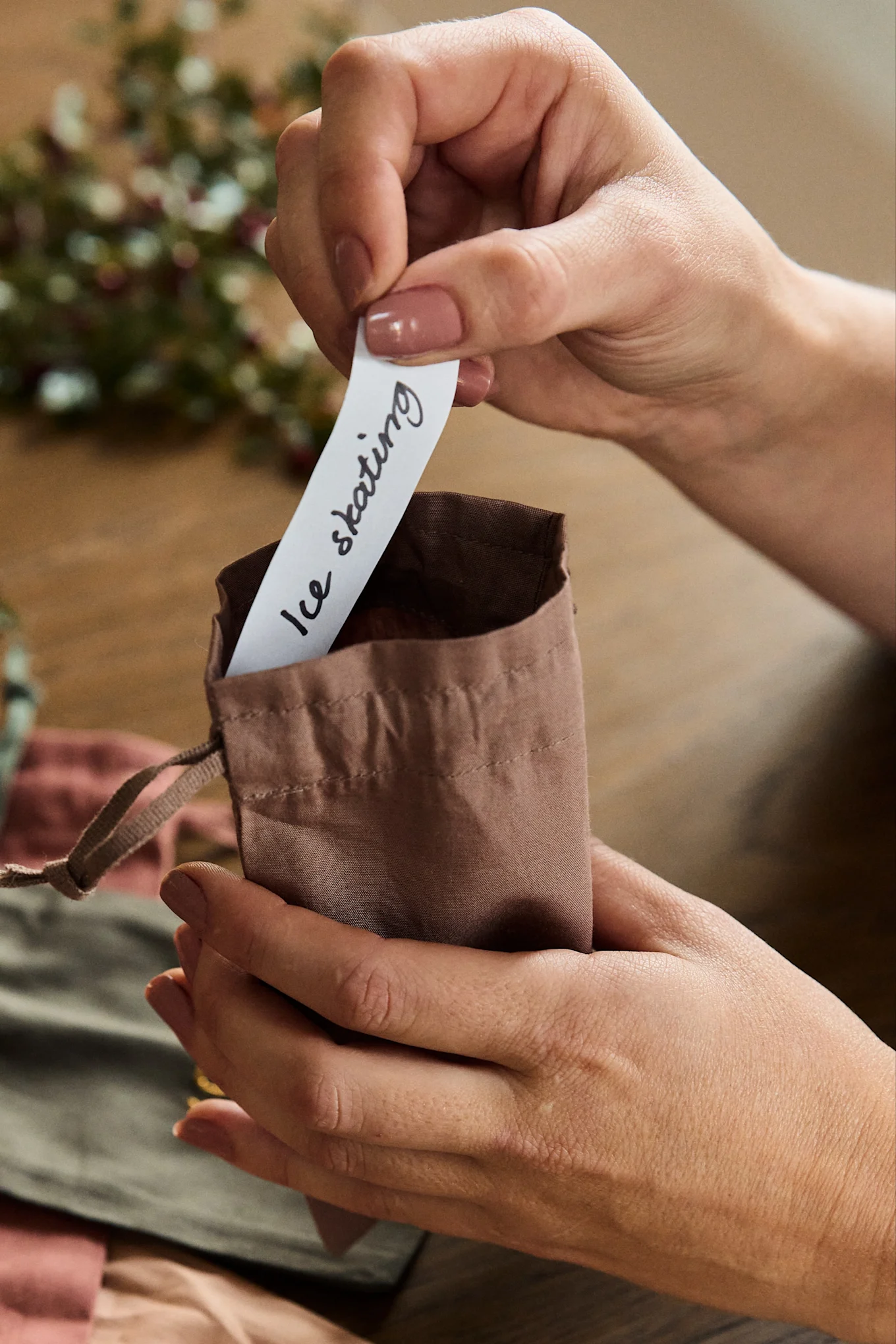 Bruk Christmas countdown julekalender fra ferm LIVING for å lage din egen DIY julekalender. Legg i en lapp der det er skrevet en aktivitet som for eksempel skøyter.