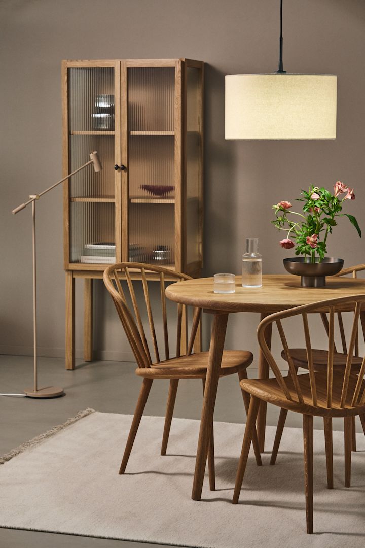 Belysningstips for spisestuen med Soft pendellampe og Cato gulvlampe i fargen nougat.