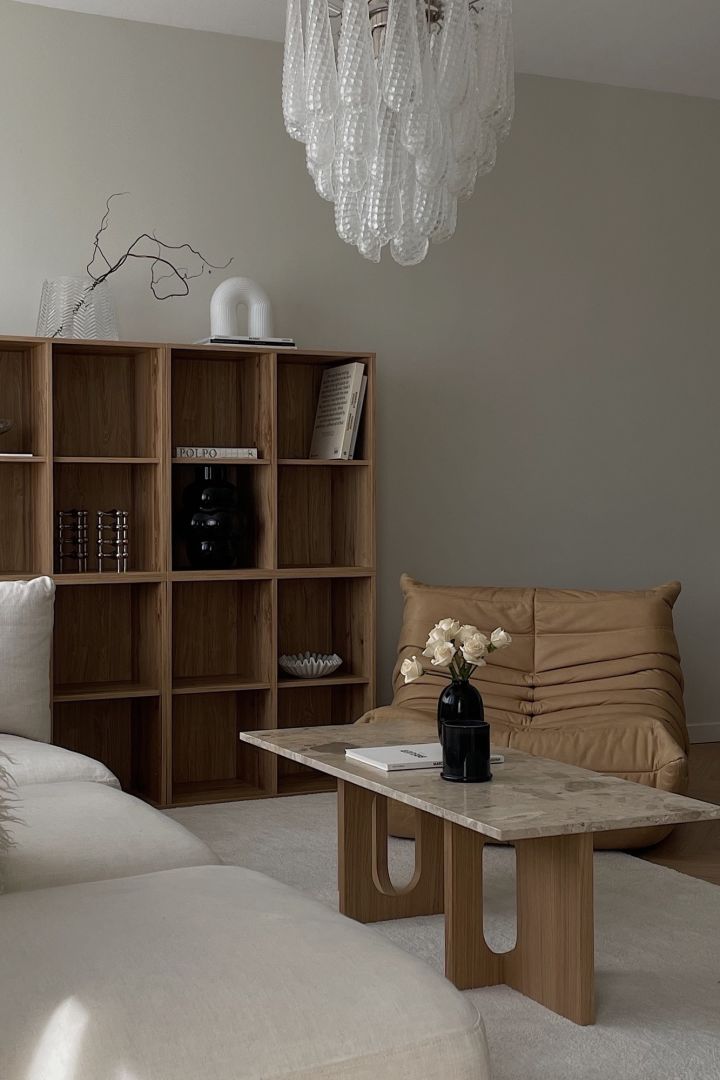 Skap en koselig stue ved hjelp av et stort koselig hvitt teppe og koselige interiørdetaljer i beige og brunt – som her hjemme hos influenceren @helenas.hem