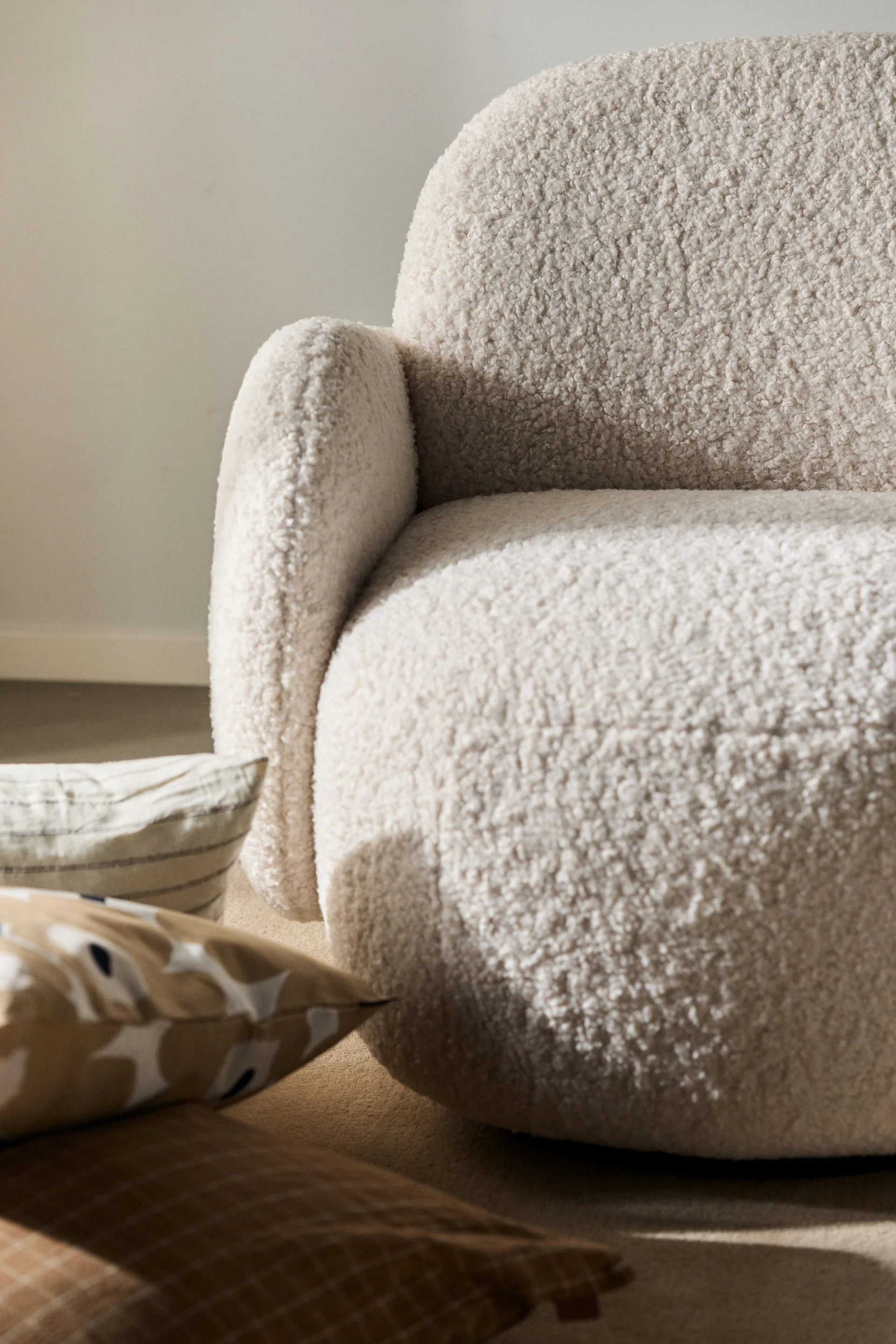 Lenestol med dreiefunksjon i trendy hvit bouclé-stoff fra 1898. Lenestolen har en rund form som passer perfekt inn i interiørtrender 2024.