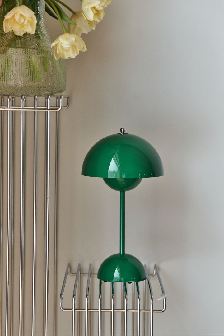 Hvis du ønsker å skape retrostemning i hjemmet ditt, er den bærbare lampen Flowerpot VP9 i signalgrønn en elsket klassiker som gir både flotte farger og retrofølelse.