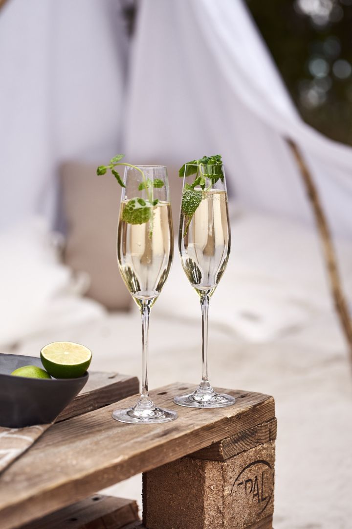 Sommerdrinker - prosecco med hyllebærjuice servert i rette champagneglass fra Scandi Living.