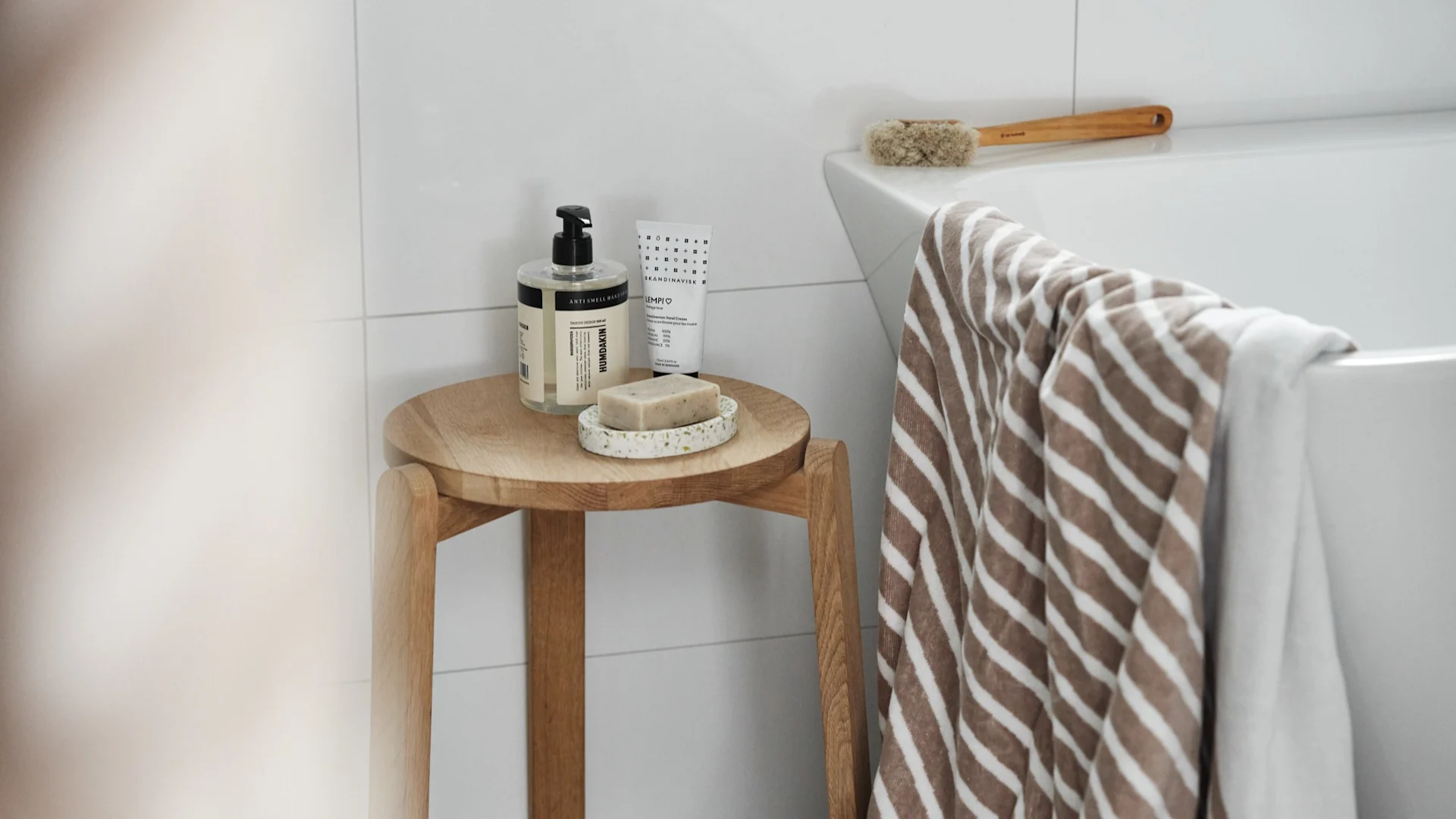 Gave til valentinsdag: Lag en spa-dag hjemme og gi bort det dere trenger for å få den rette følelsen. Her henger Stripes-håndkleet fra NJRD over et badekar, og ved siden av står en krakk med såpe og såpeskål fra Humdakin.