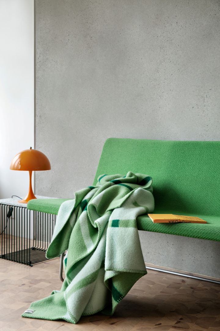 Interiørtrendene våren 2024 byr på farge selv på tekstiler, som dette intense grønne teppet Knut fra Røros Tweed.