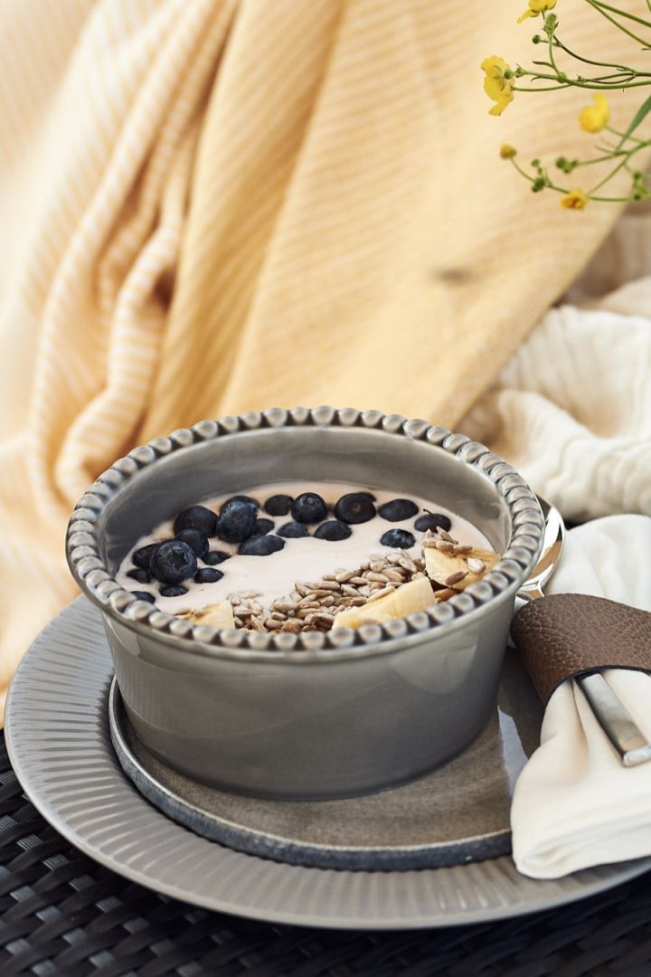 En sommerlig smoothie bowl med blåbær, yoghurt, banan og nøtter servert i en Daria skål fra PotteryJo.