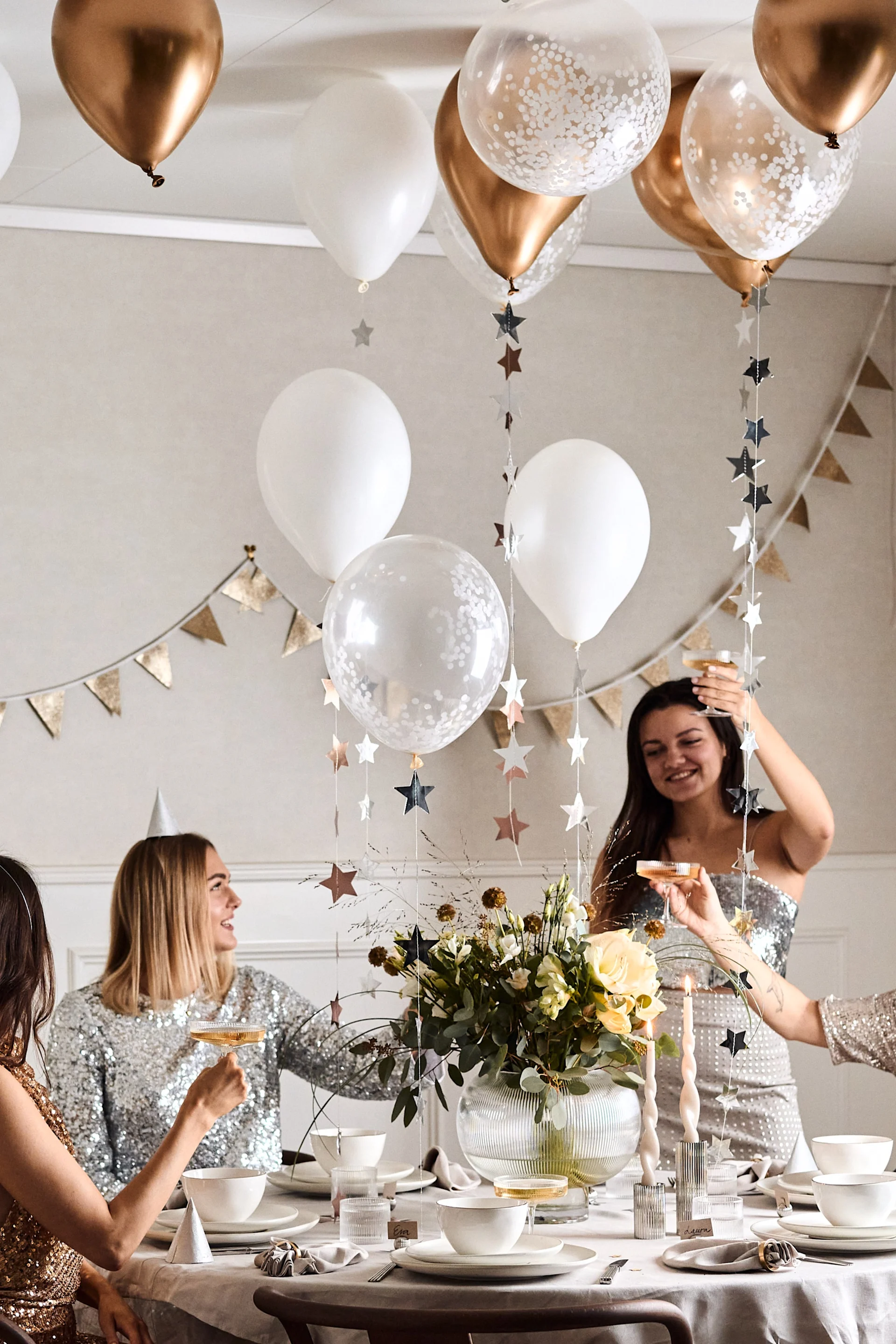 Lag din egen ballonghimmel til årets nyttårsbord 2023 for å heve feststemningen ytterligere.