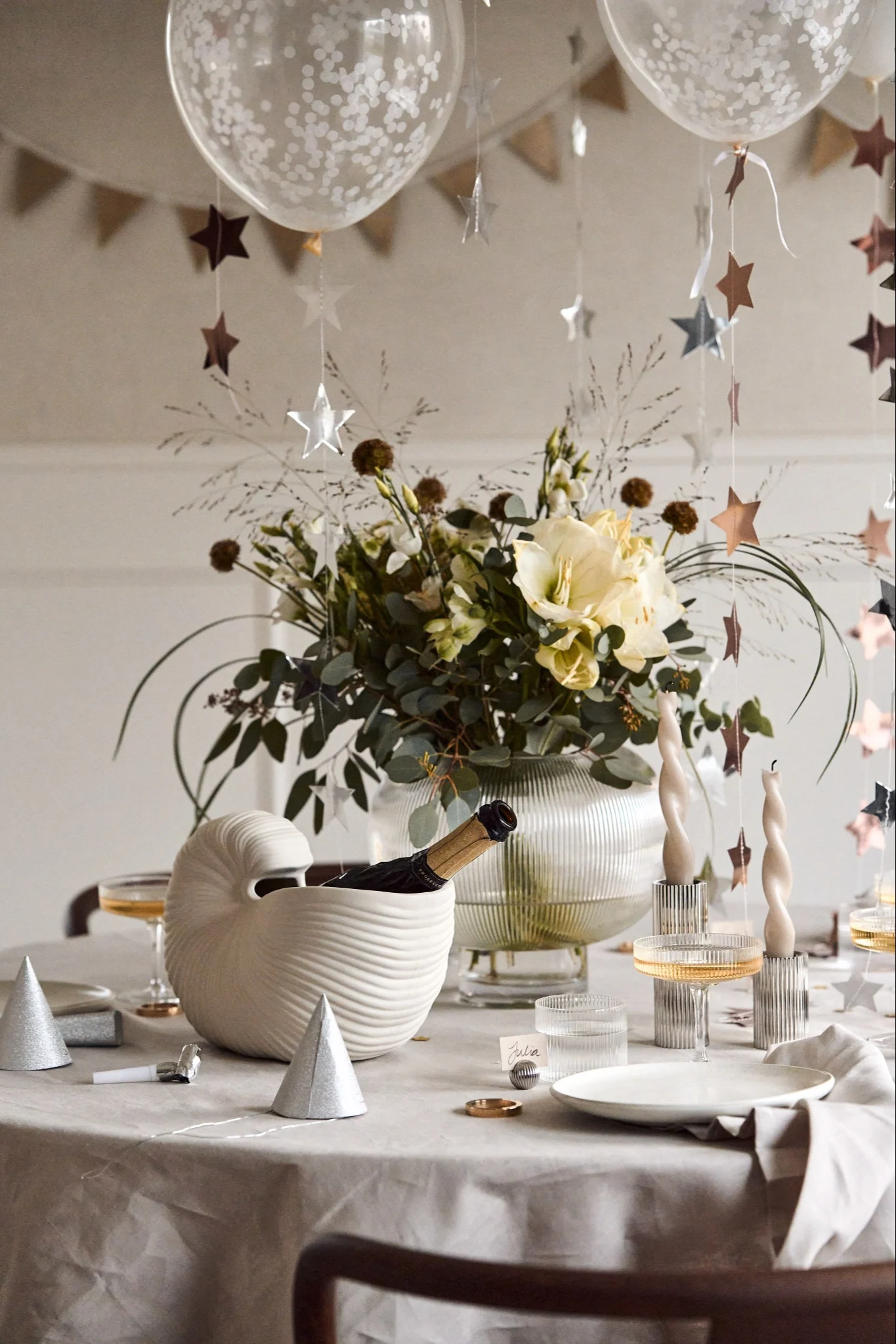 Lag din egen ballonghimmel til årets nyttårsbord 2023 for å heve feststemningen ytterligere. 