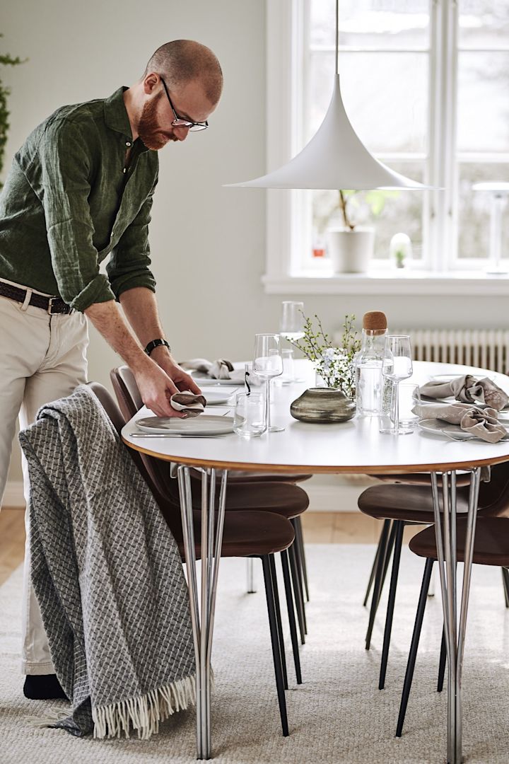 Semi lampe fra Gubi, Forms stol fra House Doctor,Corky karaffel  fra Muuto, Wicker ullpledd og Fallow gulvteppe fra Nordic Nest,  