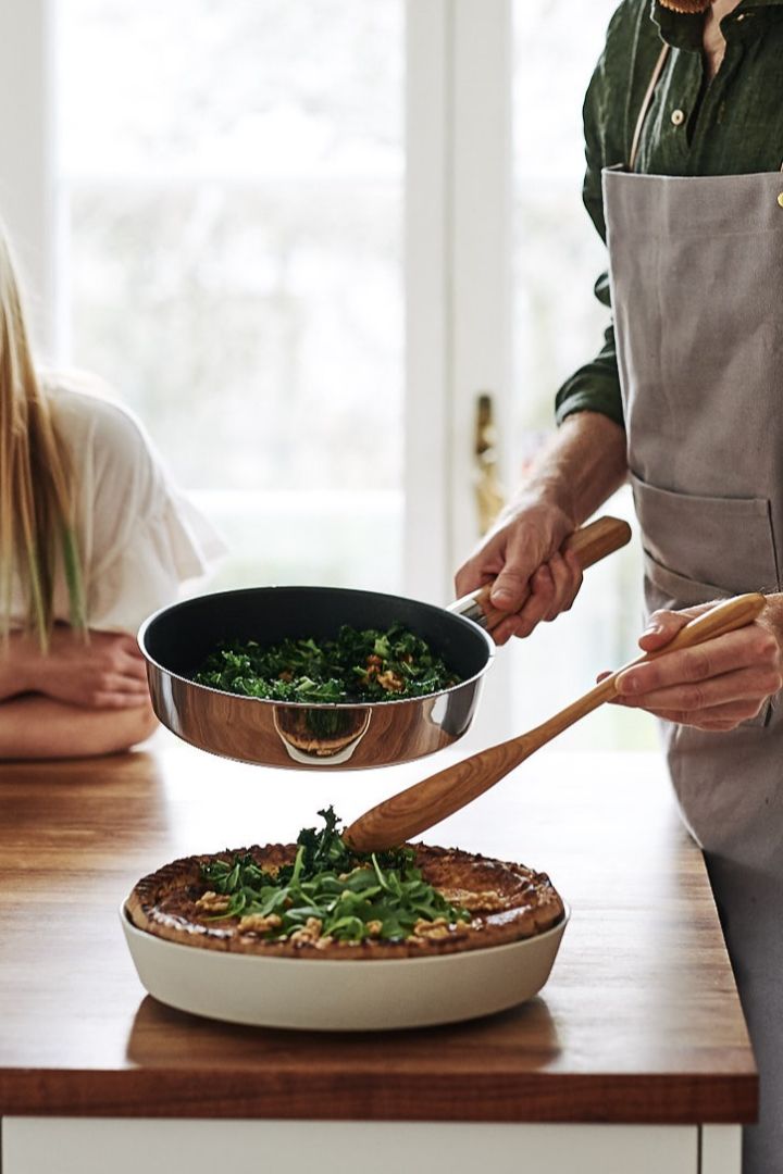 Middagen tilberedes i Nordic Kitchen stekepanne fra Eva Solo – en fleksibel non-stick stekepanne.