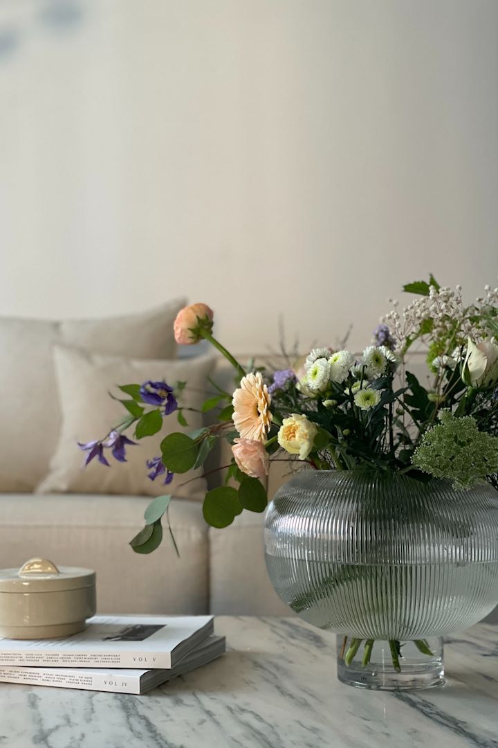 Interiør i riflet glass er en av årets trender, der Sphere-vasen fra Byon er en stor favoritt i hjemmet – som her hjemme hos influenceren @homebynicky.