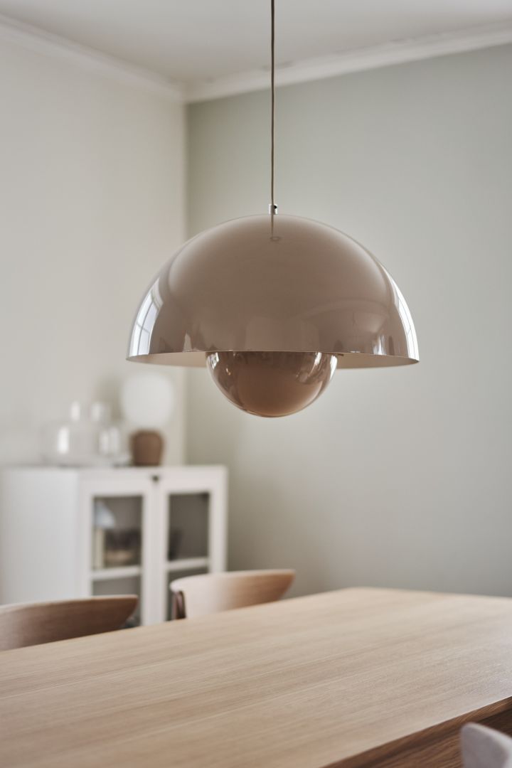 Sesongens trendy sopplampe er Flowerpot VP2 pendel fra &Tradition, som blir en stilig interiørdetalj i hjemmet ditt over middagsbordet eller i stua.