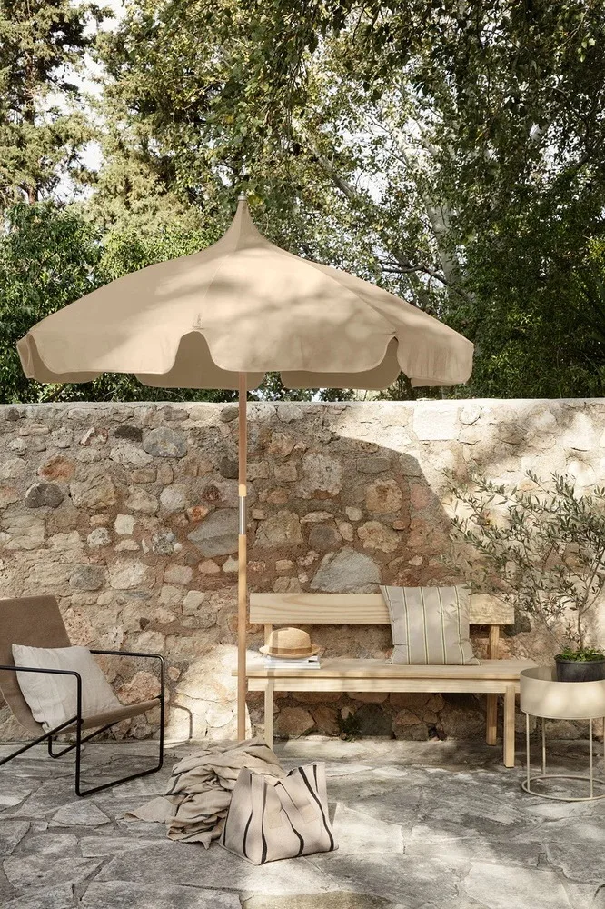 Balkonginspo. La deg inspirere til en balkong med tilgang til skygge med Lull-parasollen i fargen cashmere fra Ferm Living. En stilig, litt mindre parasoll som passer perfekt på den lille balkongen eller uteplassen.
