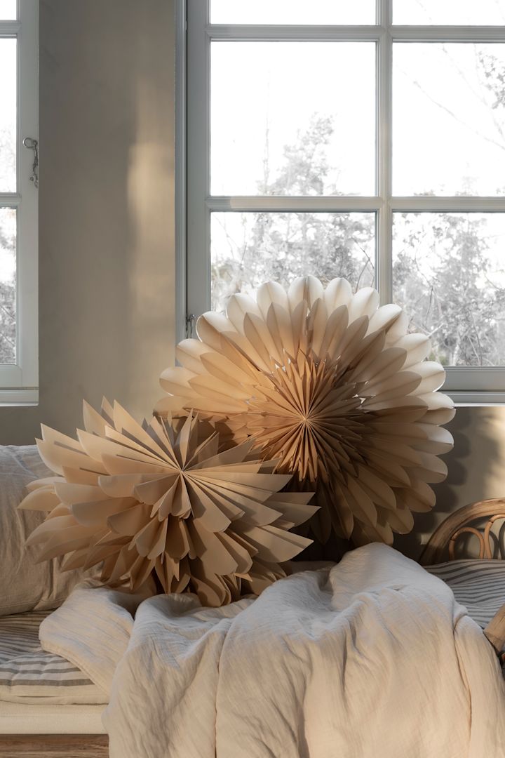 Athena julestjerne 2022 fra Watt & Veke i en vakker beige nyanse og spennede design.