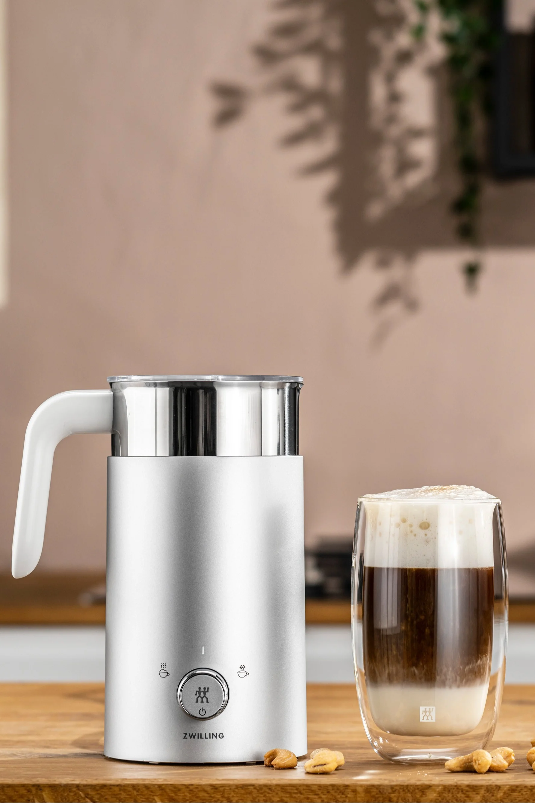 Farsdagsgave tips - En elektrisk melkeskummer er den perfekte gaven til pappaer som setter pris på en god cappuccino, da den gjør jobben så mye enklere. Her ser du Bialettis melkeskummer ved siden av en kopp cappuccino.