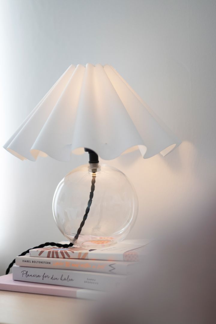 Judith bordlampe fra Globen Lighting er et tips på en romantisk lampe med plissert lampeskjerm, som gir et behagelig lys på soverommet ditt.
