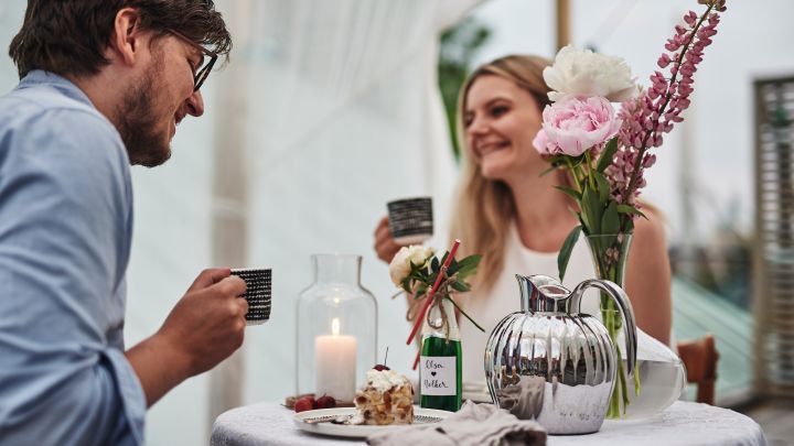 En romantisk kaffekos for to serveres under paviljongen hvor det bys på dessert og kaffe fra Georg Jensen termokanne. 