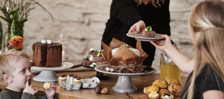 Et dessertbord står dekket og det serveres påskedessert med en vri: gulrotkake, cupcakes og rullekake serveres til gjestene.