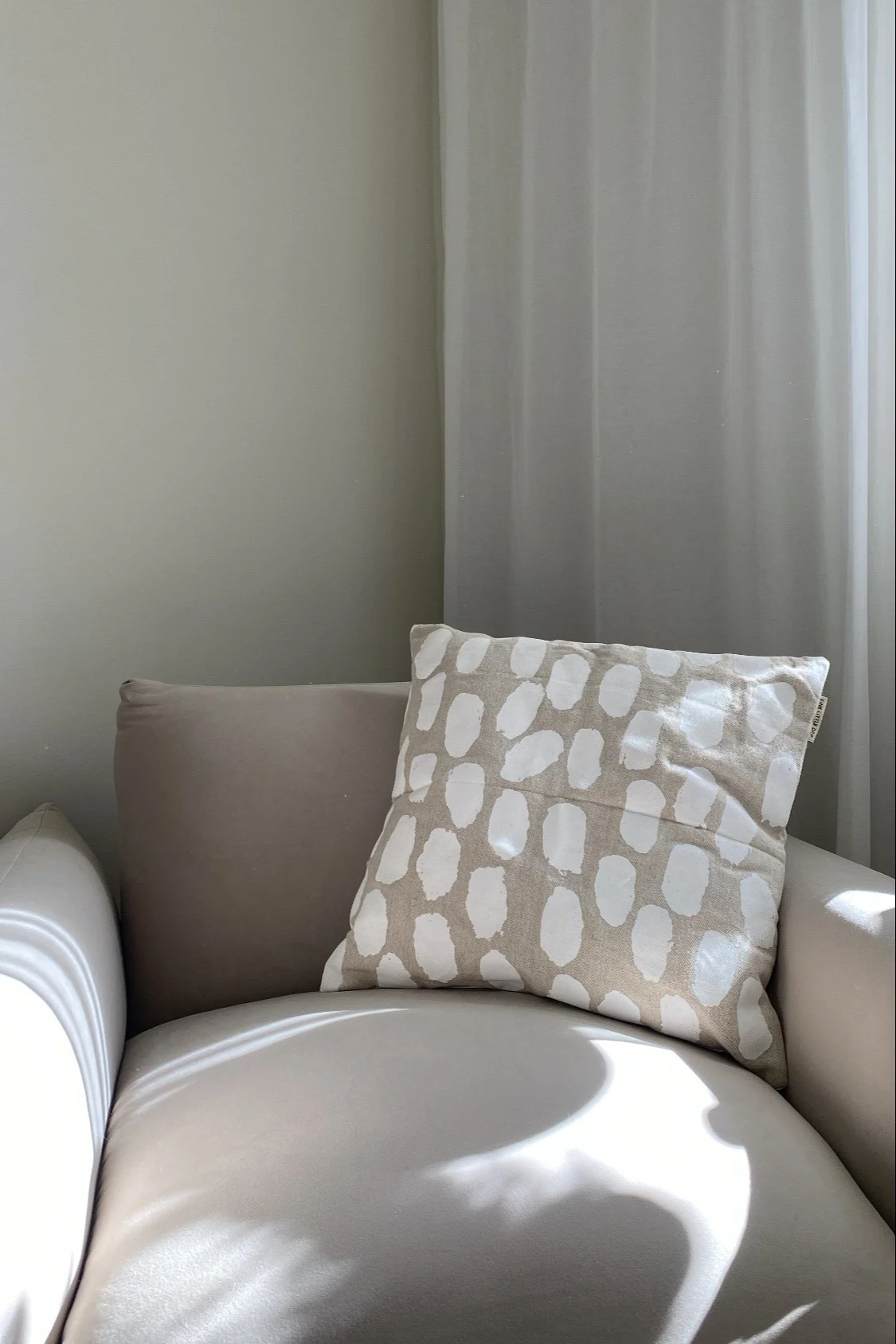 Skap en koselig stue ved hjelp av et koselig hjørne som hjemme hos @idaskvm. Pynt med en nydelig pute som Dots pute fra Fine Little Day.