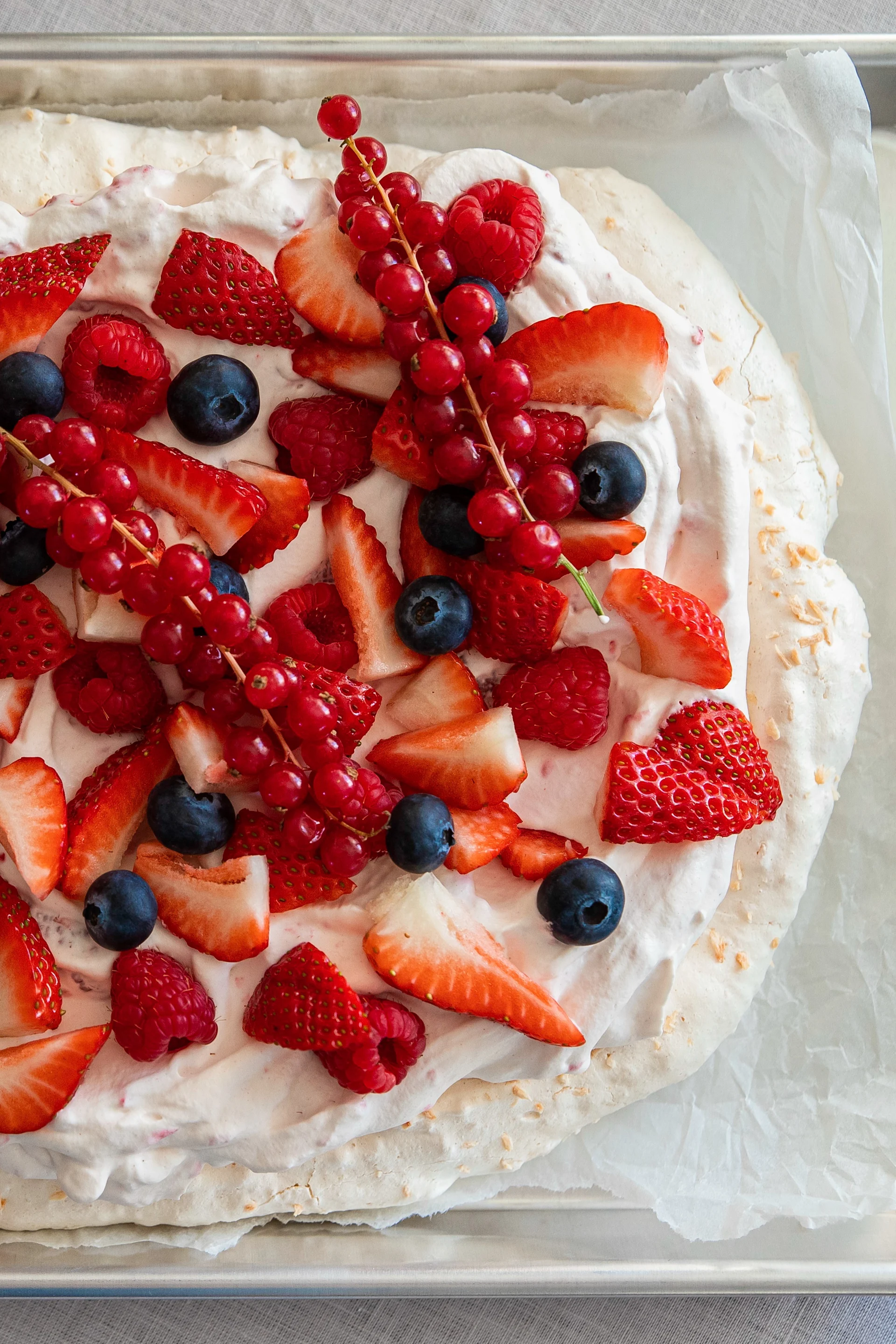 Bak en deilig marengskake med Baka med Fridas enkle påskeoppskrift. Pynt påskekaken med ferske bær som blåbær, bringebær, rips og jordbær.