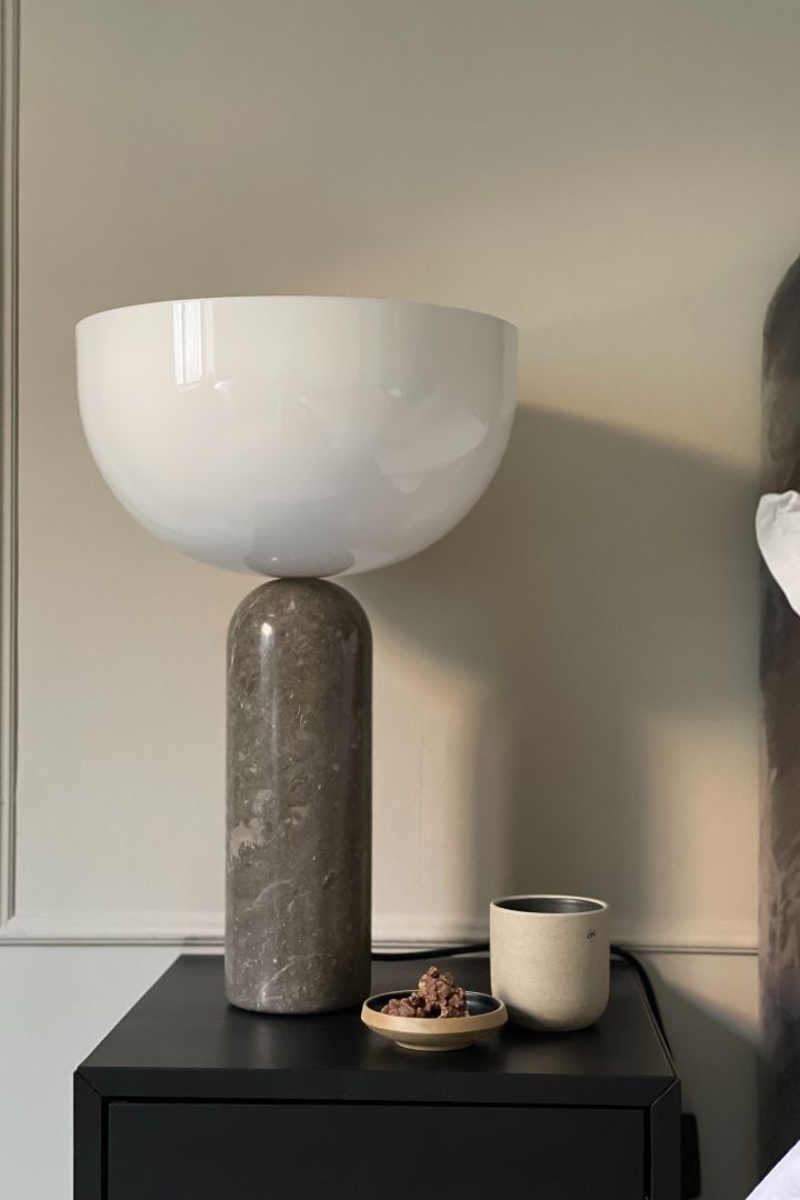 Her ser du den skandinaviske designlampen Kizu fra New Works hjemme hos den svenske influenceren @homebynicky.