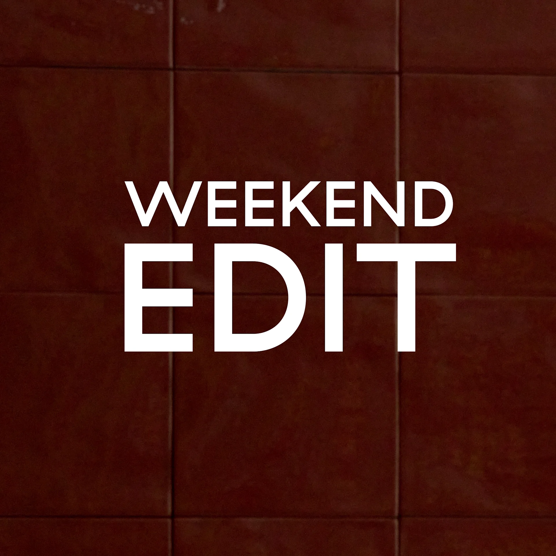 To stoler med flettede seter, den ene i lyst tre, den andre svart, på et tregulv. Tekst: "Weekend Edit, Opptil 50%"