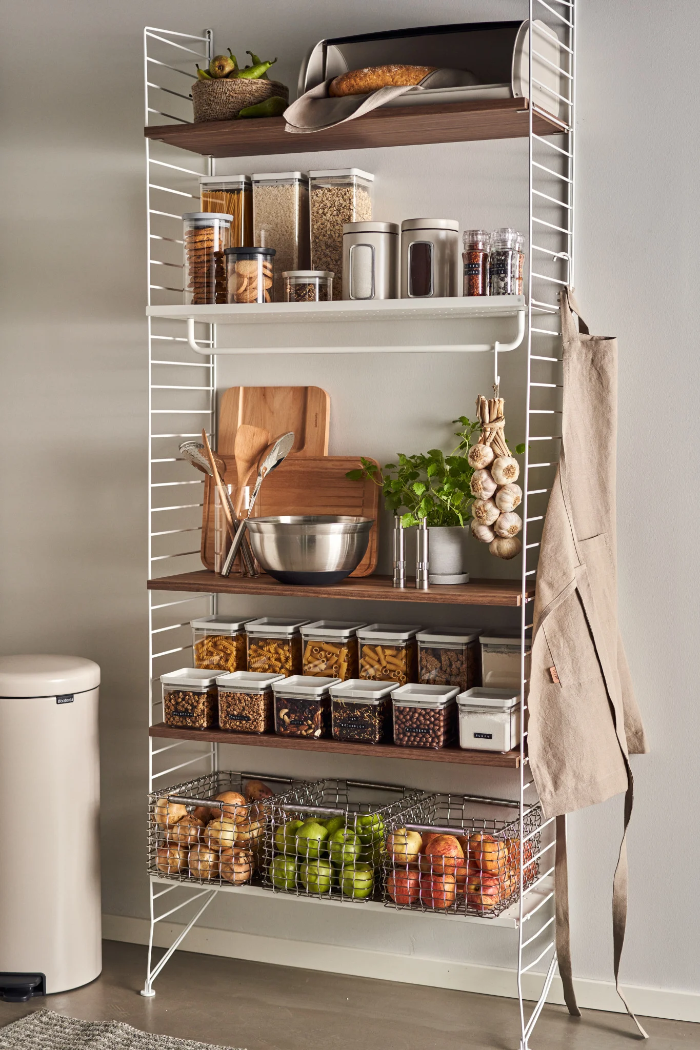 Her ser du String-hylla i bruk på et kjøkken, der den oppbevarer tørrvarer og grønnsaker.